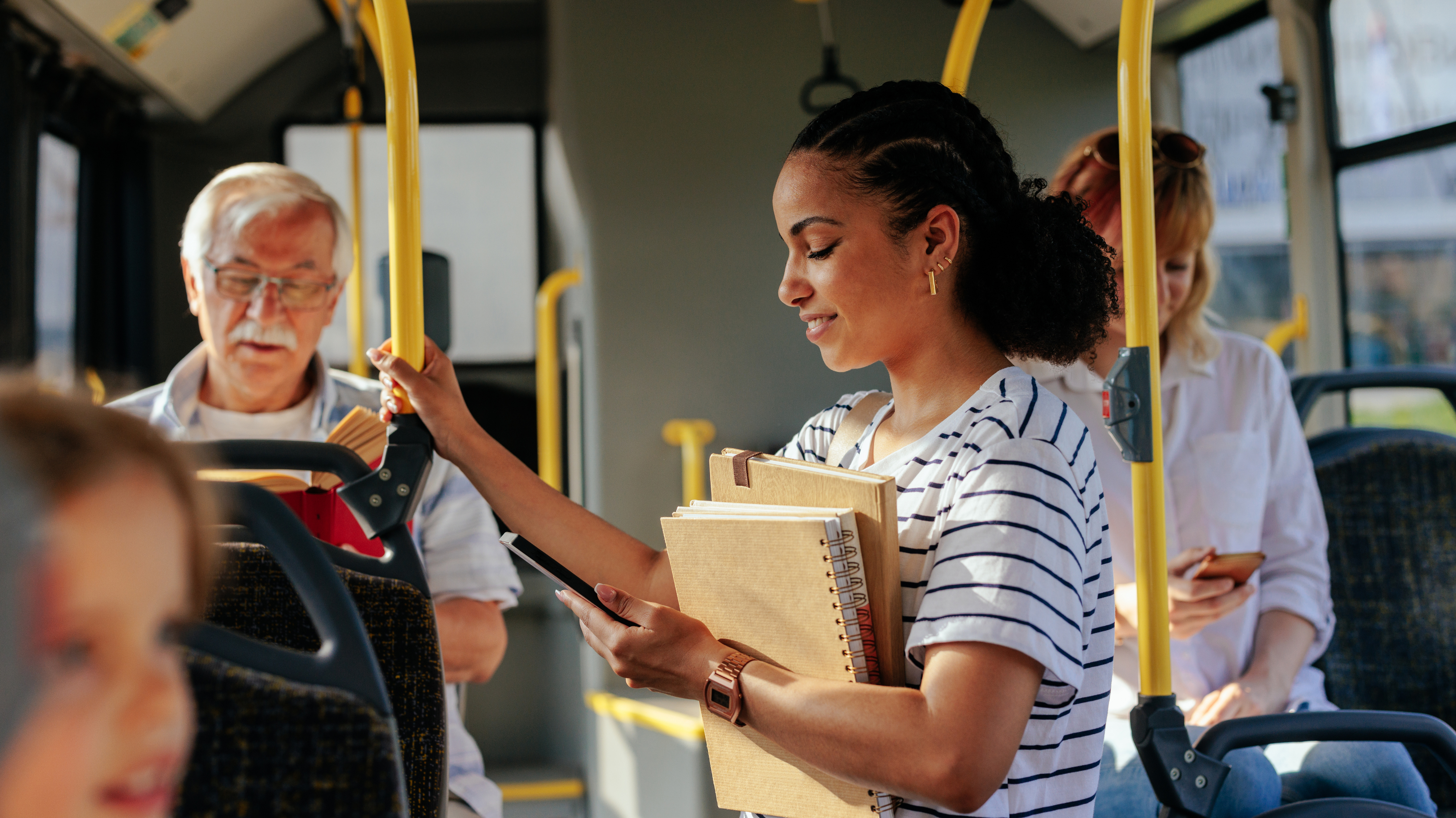 Mujer usando busapp en el transporte publico